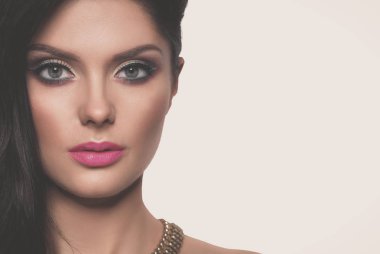 Gri arka planda izole edilmiş güzel bir kadının portresi. Güzel bir kadının portresi