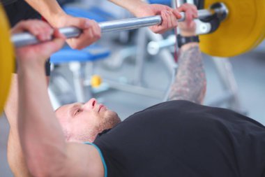 Halter salonunda ile vücut geliştiricisi. Vücut geliştirmeci