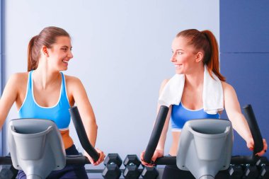 Bir grup insan üzerinde eğitmenler egzersiz jimnastik salonu. insanlar vasıl jimnastik salonu