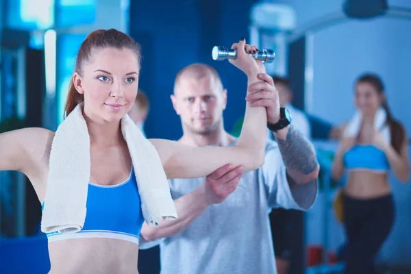 Schöne Frau im Fitnessstudio, die mit ihrem Trainer trainiert. schöne Frau. Fitnessstudio — Stockfoto