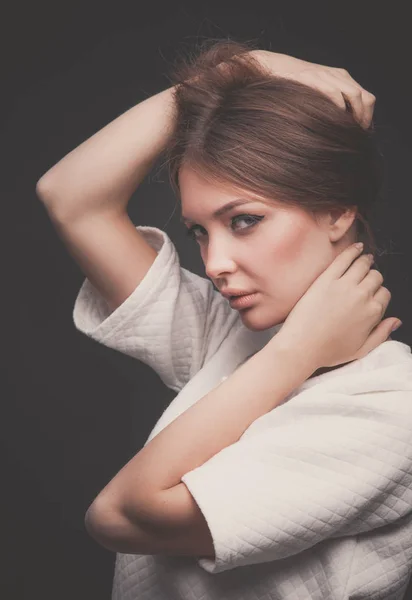 Retrato de una mujer hermosa, aislada sobre fondo negro. Retrato de una mujer hermosa —  Fotos de Stock