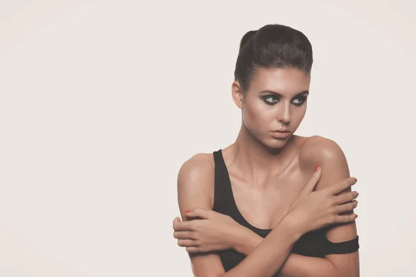 Retrato de una hermosa mujer con collar, aislado sobre fondo blanco. Retrato de una mujer hermosa. —  Fotos de Stock