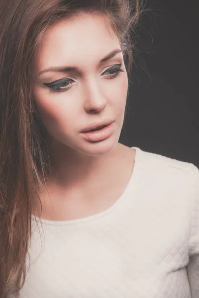 Portret van een mooie vrouw, geïsoleerd op zwarte achtergrond. Portret van een mooie vrouw — Stockfoto