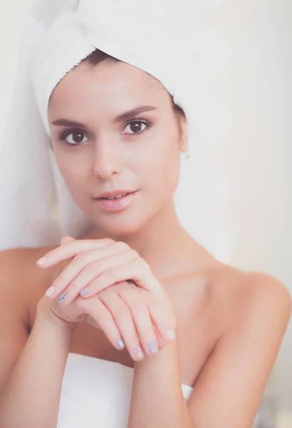 Young attractive woman standing in front of bathroom mirror — Stock Photo, Image