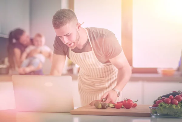 Sebze Doğrayan Genç Bir Adam Mutfakta Dizüstü Bilgisayarı Olan Bir — Stok fotoğraf