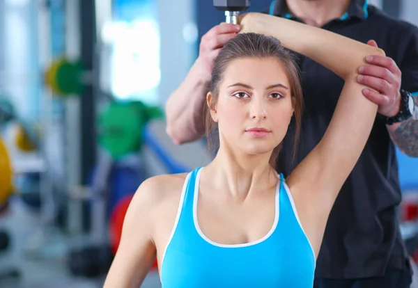 Vacker kvinna på gymmet tränar med hennes tränare. Vacker kvinna. Gym — Stockfoto