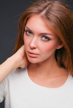 Siyah arka plan üzerine izole güzel bir kadın portresi. Güzel bir kadın portresi