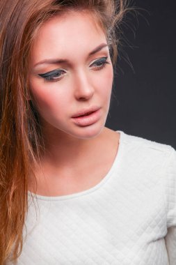 Siyah arka plan üzerine izole güzel bir kadın portresi. Güzel bir kadın portresi