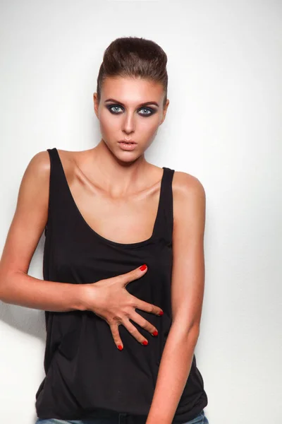 Retrato de una hermosa mujer con collar, aislado sobre fondo blanco. Retrato de una mujer hermosa. —  Fotos de Stock