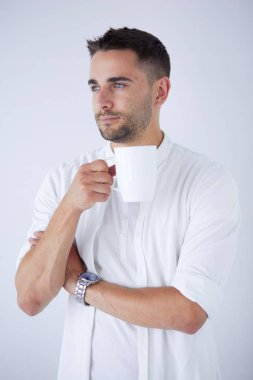 Genç iş adamı beyaz arka planda tek başına duruyor..