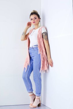 Çalışma odasında duran güzel bir kadın. Güzel kadın..