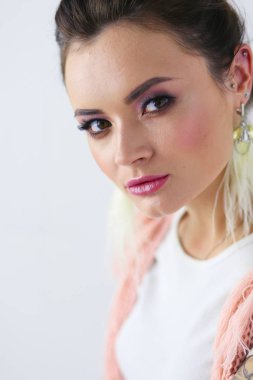 Çalışma odasında duran güzel bir kadın. Güzel kadın.