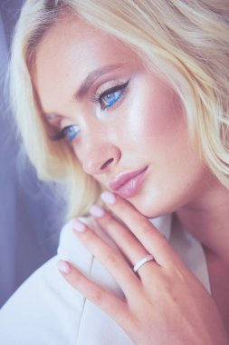 Güzel genç kadın portresi, ofiste oturuyor..