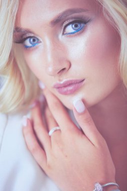 Güzel genç kadın portresi, ofiste oturuyor..