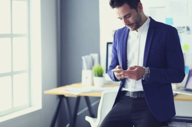 Genç tasarımcı ofisinde SMS yazma