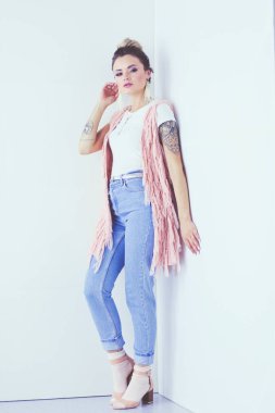 Çalışma odasında duran güzel bir kadın. Güzel kadın..