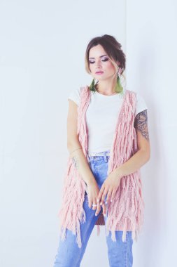 Çalışma odasında duran güzel bir kadın. Güzel kadın..