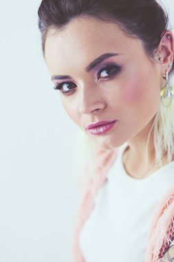 Çalışma odasında duran güzel bir kadın. Güzel kadın..