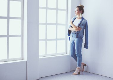 Çalışma odasında duran güzel bir kadın. Güzel kadın..