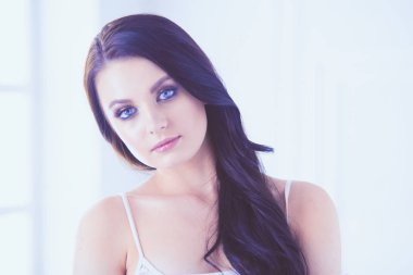 Evdeki yatakta uzanmış güzel esmer.