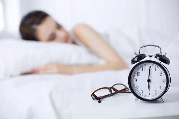 Young beautiful woman lying in bed. — Stock Photo, Image