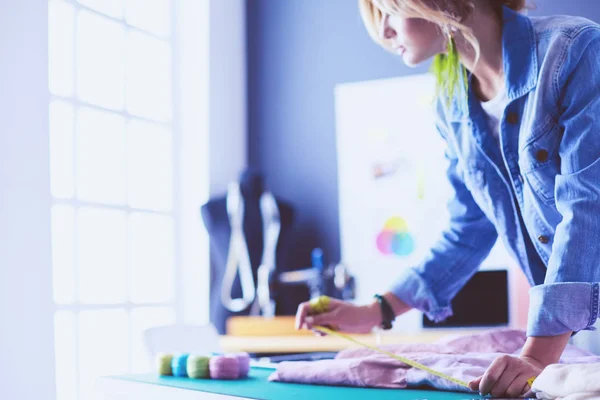 Fashion designer vrouw werkt aan haar ontwerpen in de studio — Stockfoto