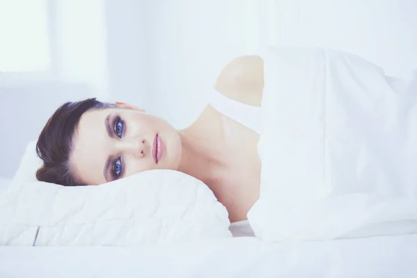 Młoda piękna kobieta leżąca w łóżku. — Zdjęcie stockowe