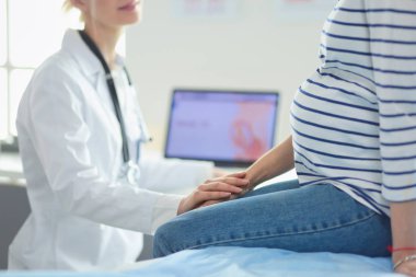 Doktor ve hasta masada otururken bir şey tartışıyorlar. İlaç ve sağlık hizmetleri kavramı