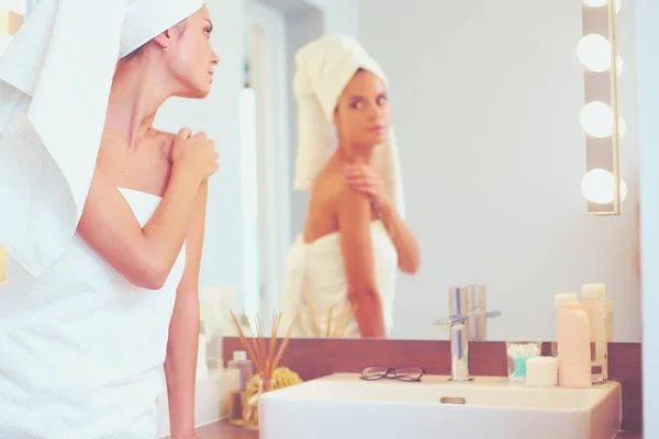 Junge schöne Frau hält in einer Hand und eine Palette mit Farbe und Schatten für Make-up, aus zweiter Hand Pinsel für Make-up. — Stockfoto