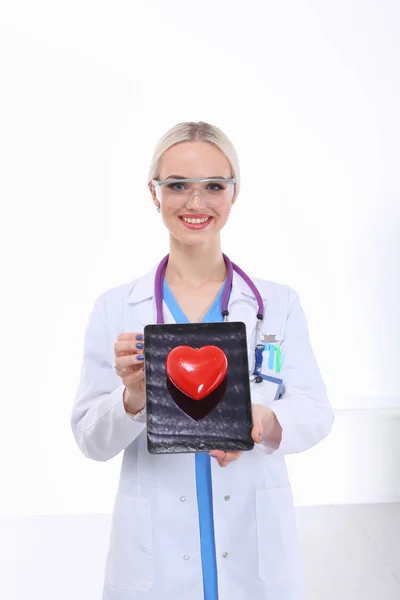 Kırmızı kalp taşıyan genç bir kadın doktor, beyaz arka planda izole edilmiş. Kadın doktor — Stok fotoğraf