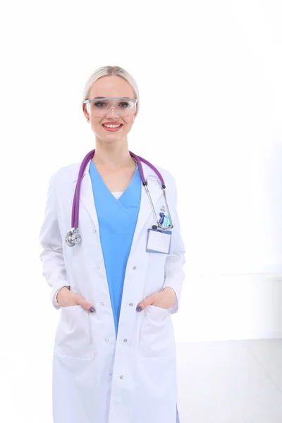 Ritratto di medico donna in piedi contro isolato su sfondo bianco. Donna medico. — Foto Stock