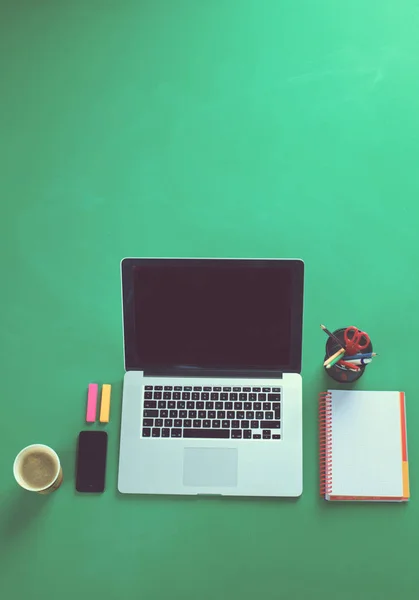 Espaço de mesa de trabalho com computador portátil, flat lay — Fotografia de Stock