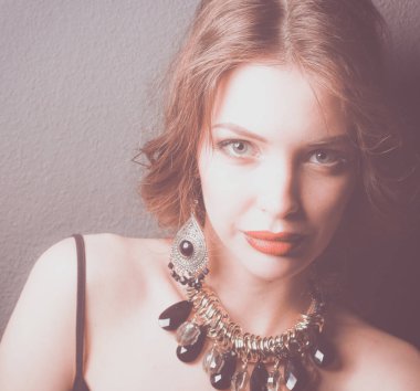 Siyah elbiseli, akşam makyajlı güzel bir kadın..