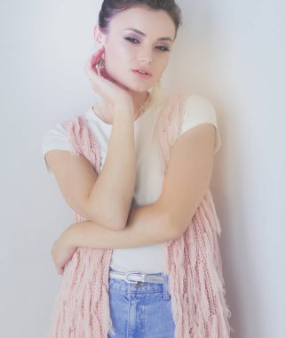 Çalışma odasında duran güzel bir kadın. Güzel kadın..