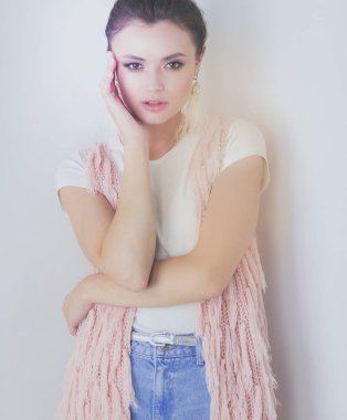 Çalışma odasında duran güzel bir kadın. Güzel kadın..