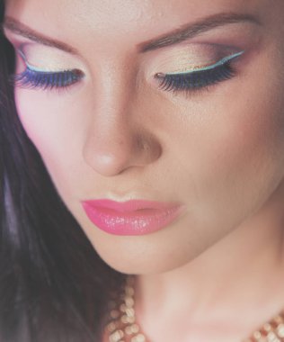 Gri arka planda izole edilmiş güzel bir kadının portresi. Güzel bir kadının portresi.