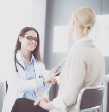 Doktor ve hasta masada otururken bir şey tartışıyorlar. İlaç ve sağlık hizmetleri kavramı