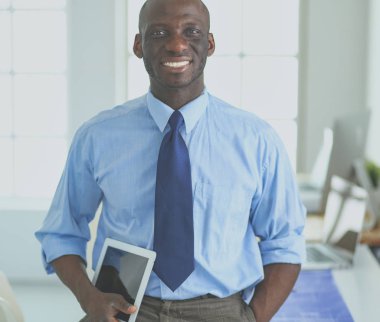 Ofiste duran yakışıklı bir zenci işadamının portresi.