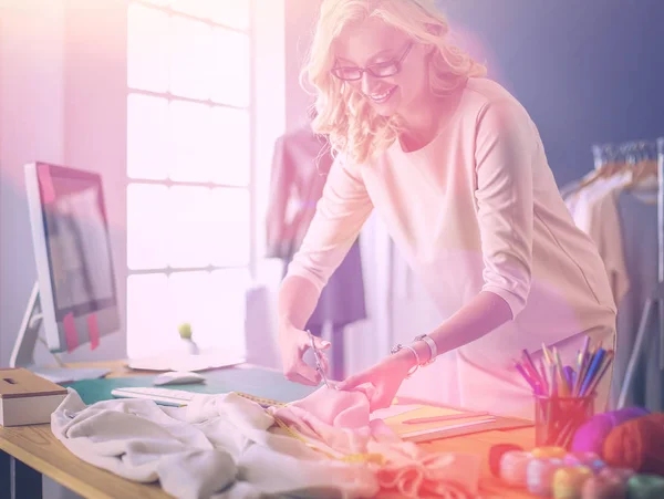 Fashion designer vrouw werkt aan haar ontwerpen in de studio. — Stockfoto