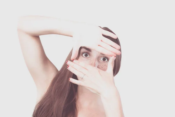 Portrait de jeune femme souriante faisant un cadre à main isolé sur fond blanc — Photo