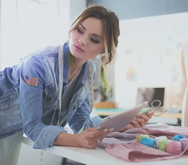 Projektantka mody pracuje nad swoimi projektami w studio — Zdjęcie stockowe