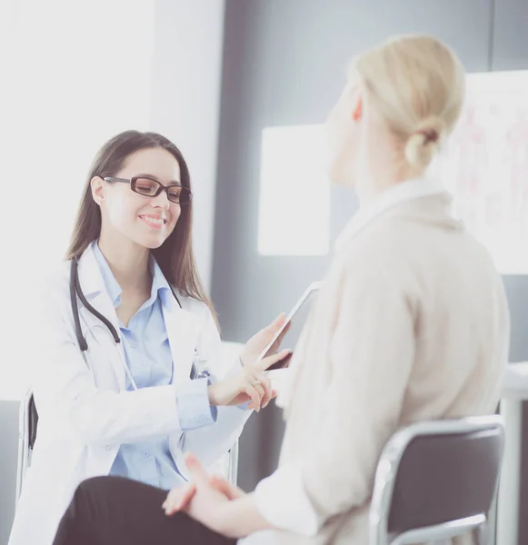 Docteur et patient discutant de quelque chose assis à la table. Médecine et soins de santé concept — Photo