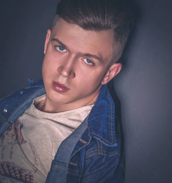 Studio Mode Porträt junger Mann auf grauem Hintergrund — Stockfoto