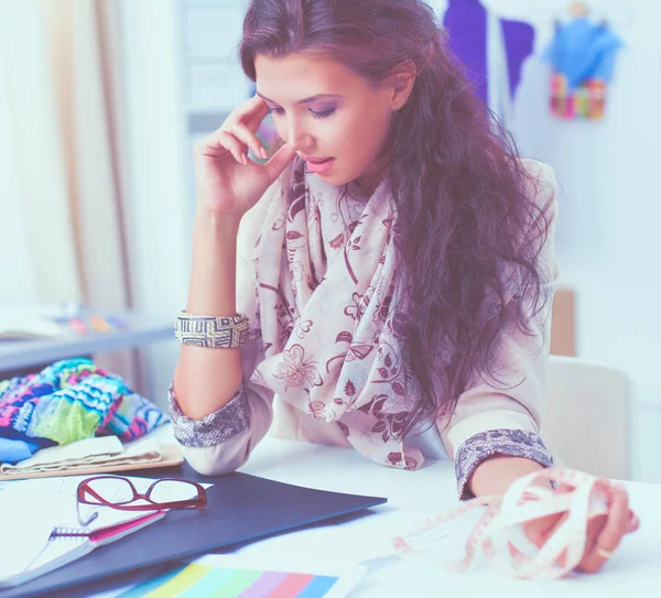 Ung kvinna modedesigner som arbetar på studio. — Stockfoto