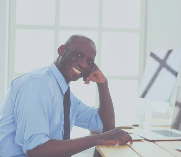 Afrikansk amerikansk affärsman på headset arbetar på sin bärbara dator — Stockfoto