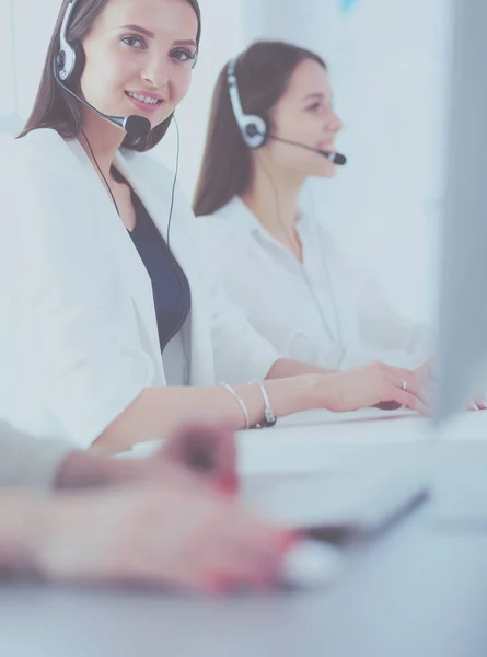 Mosolygós üzletasszony vagy segélyvonal-kezelő fülhallgatóval és számítógéppel az irodában — Stock Fotó