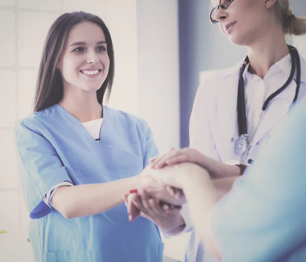 Ärzte und Krankenschwestern in einem medizinischen Team beim Händestapeln — Stockfoto