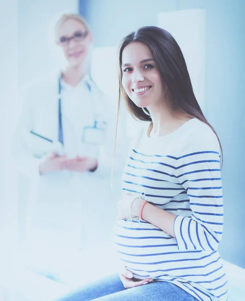 Krásná usměvavá těhotná žena s lékařem v nemocnici — Stock fotografie