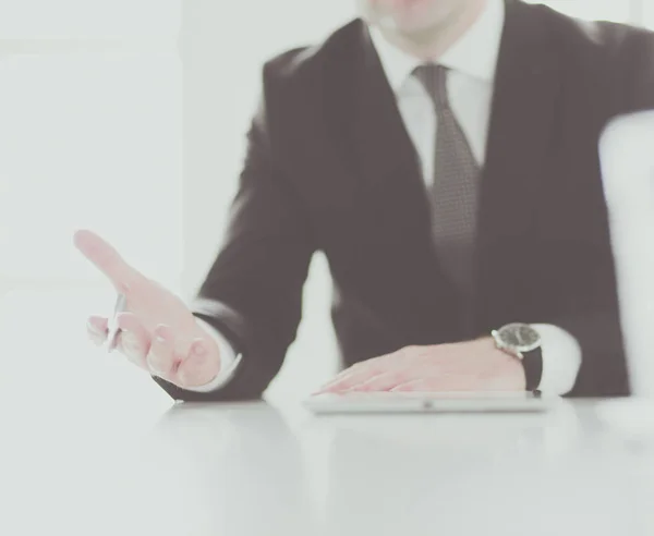 Porträt eines jungen Mannes, der an seinem Schreibtisch im Büro sitzt. — Stockfoto