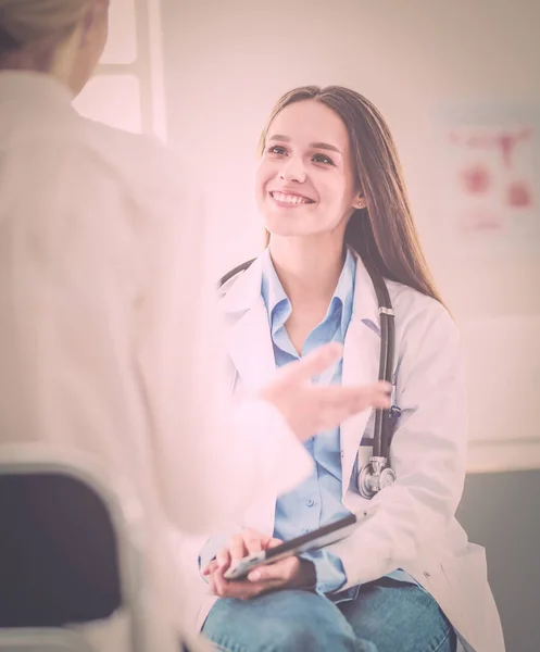 Docteur et patient discutant de quelque chose assis à la table. Médecine et soins de santé concept — Photo